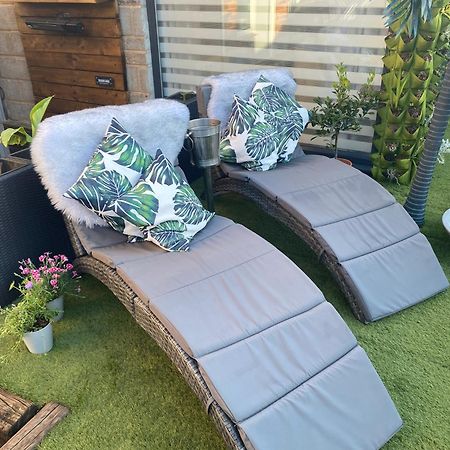 Mini Love Island Style Guest House Includes Personal Hot 24 Hour Swimming Pool, Outdoor Bathtub, Heated Dining Dome And Fire Pit, All This Is Secretly Located In The Busy Suburbs Of Нотингам Екстериор снимка