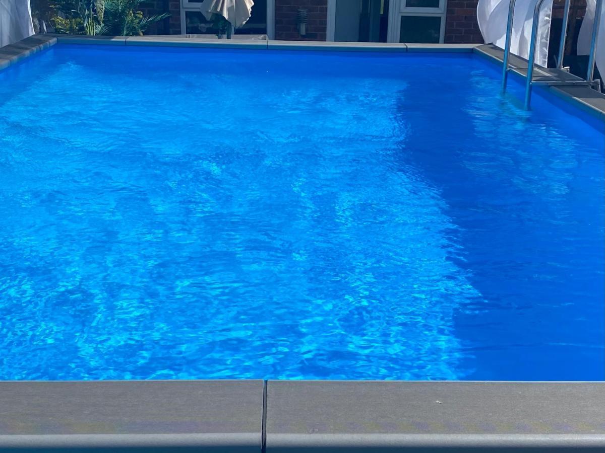Mini Love Island Style Guest House Includes Personal Hot 24 Hour Swimming Pool, Outdoor Bathtub, Heated Dining Dome And Fire Pit, All This Is Secretly Located In The Busy Suburbs Of Нотингам Екстериор снимка