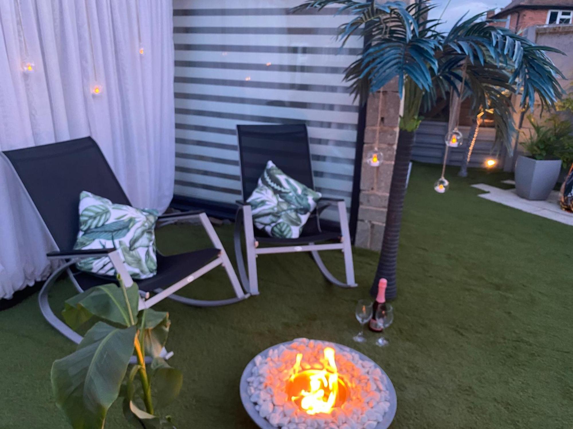 Mini Love Island Style Guest House Includes Personal Hot 24 Hour Swimming Pool, Outdoor Bathtub, Heated Dining Dome And Fire Pit, All This Is Secretly Located In The Busy Suburbs Of Нотингам Екстериор снимка