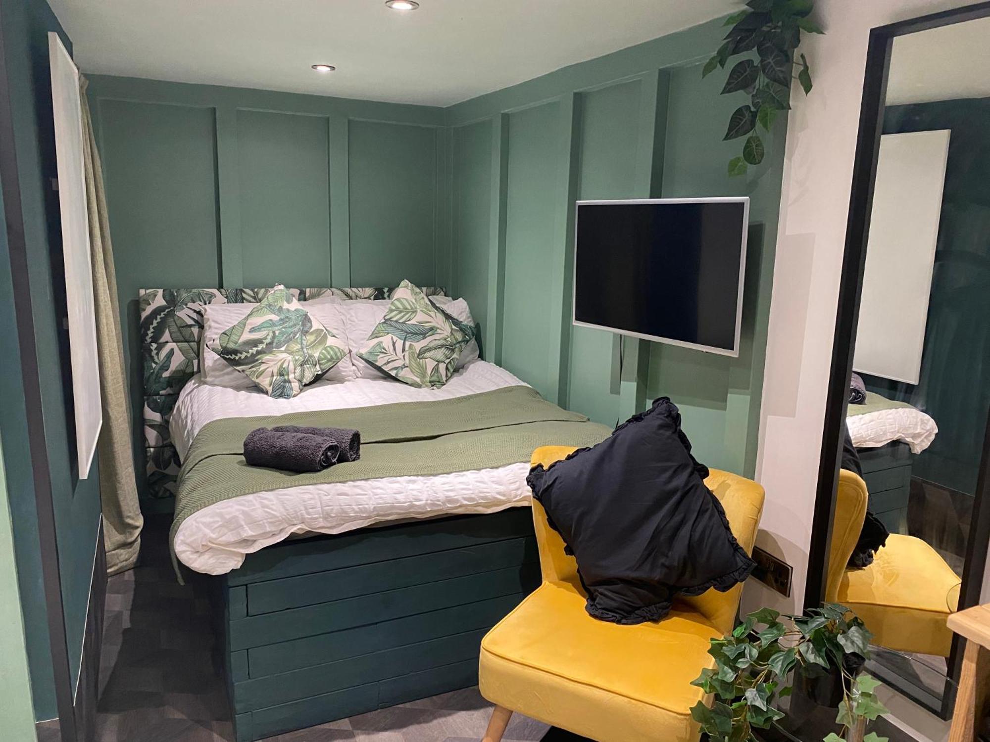 Mini Love Island Style Guest House Includes Personal Hot 24 Hour Swimming Pool, Outdoor Bathtub, Heated Dining Dome And Fire Pit, All This Is Secretly Located In The Busy Suburbs Of Нотингам Екстериор снимка