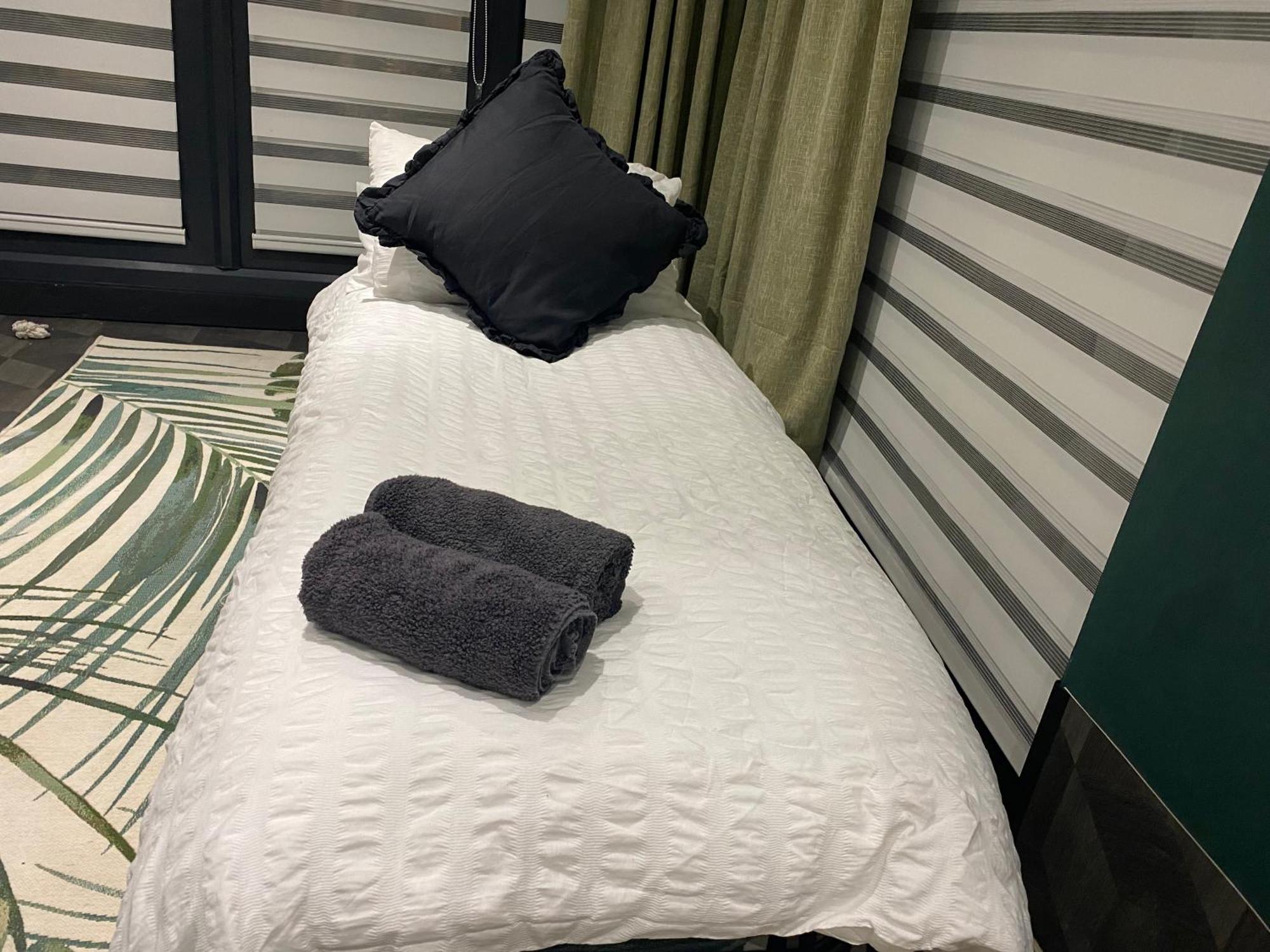 Mini Love Island Style Guest House Includes Personal Hot 24 Hour Swimming Pool, Outdoor Bathtub, Heated Dining Dome And Fire Pit, All This Is Secretly Located In The Busy Suburbs Of Нотингам Екстериор снимка