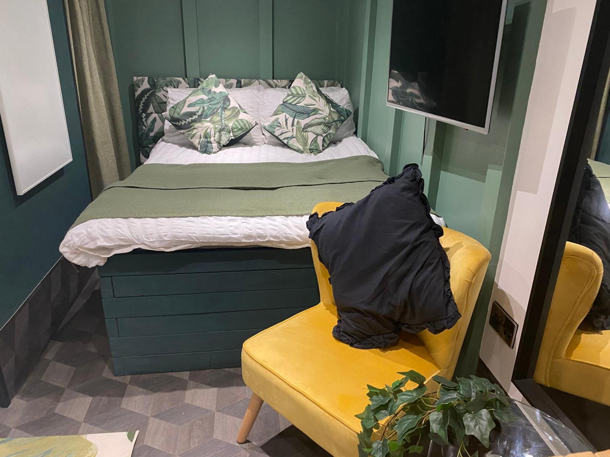 Mini Love Island Style Guest House Includes Personal Hot 24 Hour Swimming Pool, Outdoor Bathtub, Heated Dining Dome And Fire Pit, All This Is Secretly Located In The Busy Suburbs Of Нотингам Екстериор снимка
