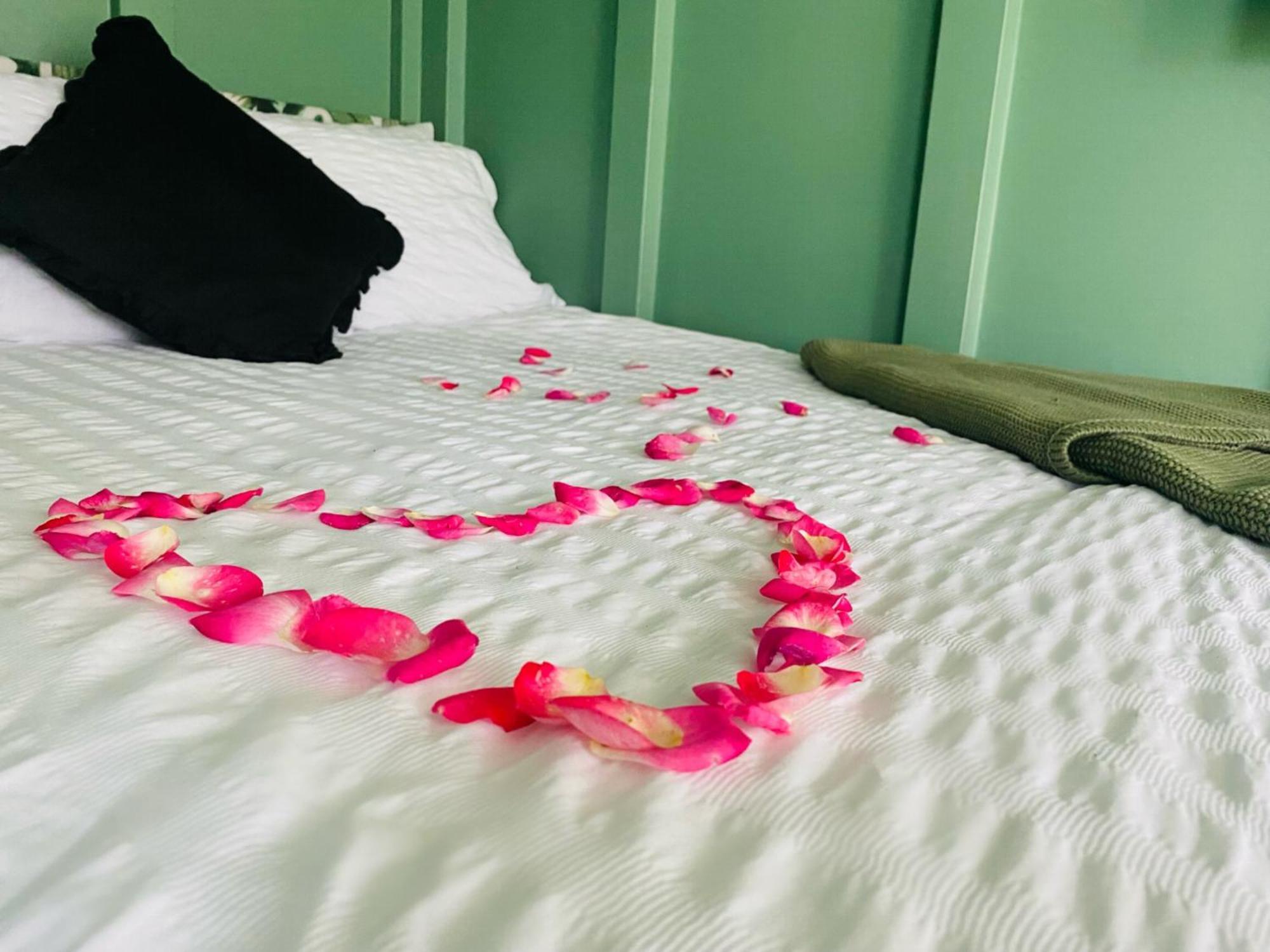 Mini Love Island Style Guest House Includes Personal Hot 24 Hour Swimming Pool, Outdoor Bathtub, Heated Dining Dome And Fire Pit, All This Is Secretly Located In The Busy Suburbs Of Нотингам Екстериор снимка