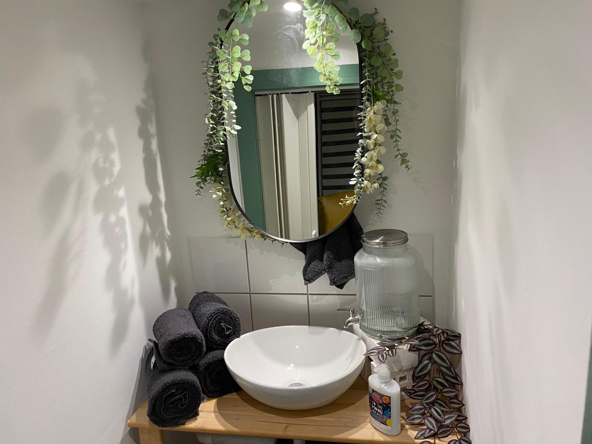 Mini Love Island Style Guest House Includes Personal Hot 24 Hour Swimming Pool, Outdoor Bathtub, Heated Dining Dome And Fire Pit, All This Is Secretly Located In The Busy Suburbs Of Нотингам Екстериор снимка