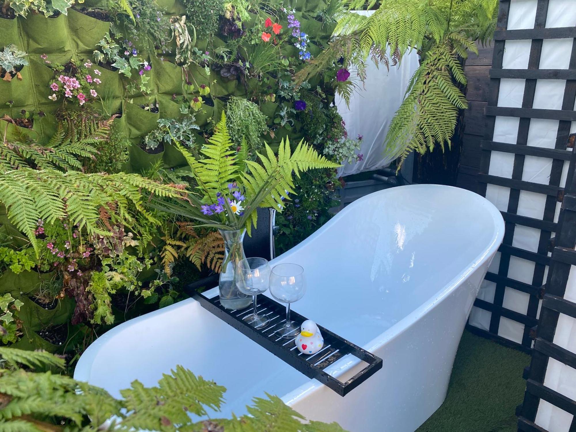 Mini Love Island Style Guest House Includes Personal Hot 24 Hour Swimming Pool, Outdoor Bathtub, Heated Dining Dome And Fire Pit, All This Is Secretly Located In The Busy Suburbs Of Нотингам Екстериор снимка
